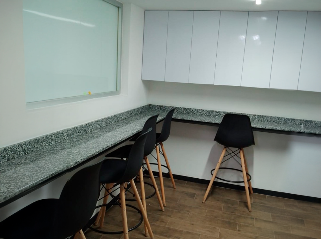 Muestra del espacio de cocina en un edificio que brinda el servicio de renta de oficinas en Coyoacán