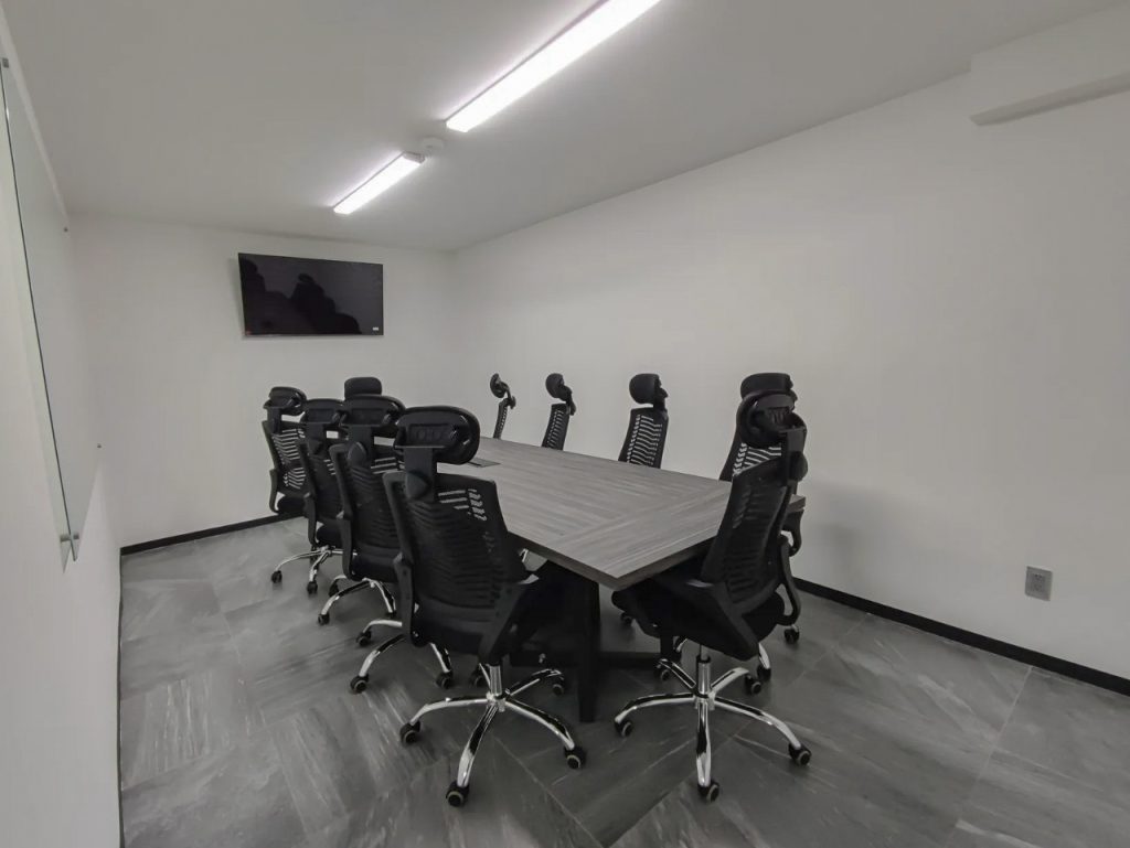 Recepción moderna y sala de juntas profesional en oficinas de Building Solutions Coyoacán