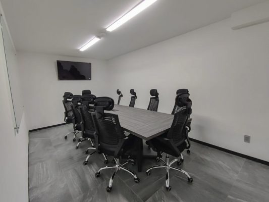 Recepción moderna y sala de juntas profesional en oficinas de Building Solutions Coyoacán